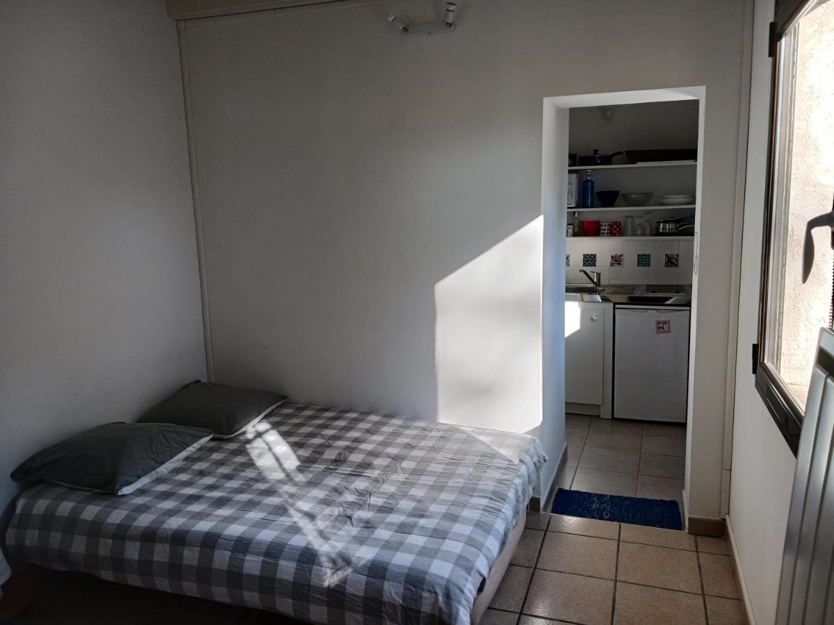 Studio Charmant Et Calme Villeneuve Les Avignon Entree Et Cour Independantes Climatisation Piscine Parking Exterior photo
